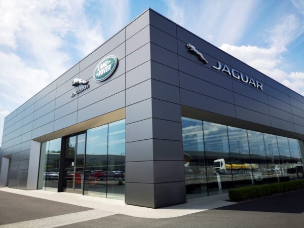 Jaguar Land Rover відновила експорт авто до США