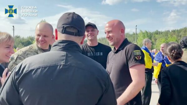 З полону звільнили ще 390 українців, – ексклюзивне відео СБУ з першої частини обміну 1000 на 1000
