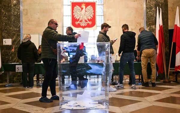 Польща &ldquo;коричневіє&rdquo;. Чим це загрожує Україні