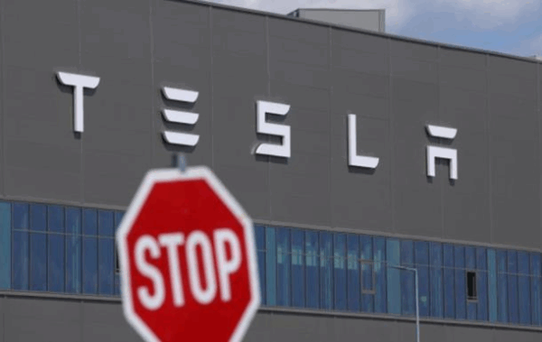 Продажі Tesla впали на 49% у квітні – ЗМІ