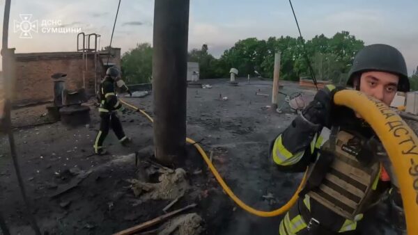 Суми: рятувальники ліквідували пожежу на промисловому підприємстві, спричинену ворожою атакою