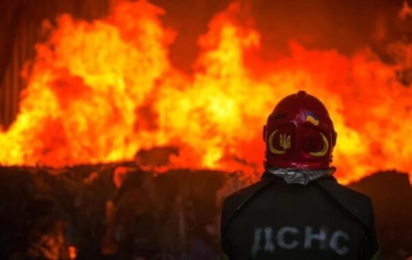 РФ атакувала дронами підприємство у Харкові, виникла пожежа