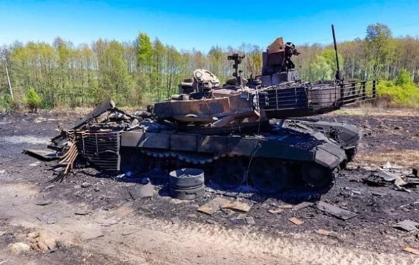 Росія почала продавати на металобрухт свої танки, підбиті в Україні