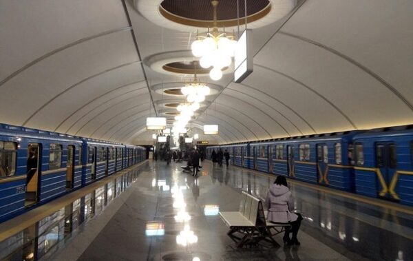 У Києві обмежили рух “червоною” лінією метро