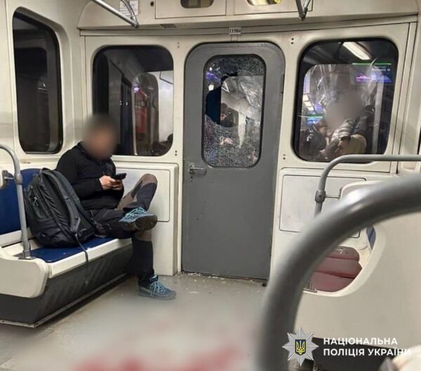 У Києві п’яний хлопець розбив скло у вагоні метро