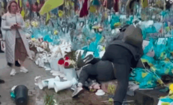 У Києві жінка вчинила погром на Алеї Героїв