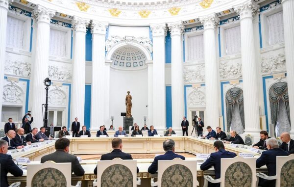 Уряд РФ попередив про загрозу погіршення ситуації в економіці