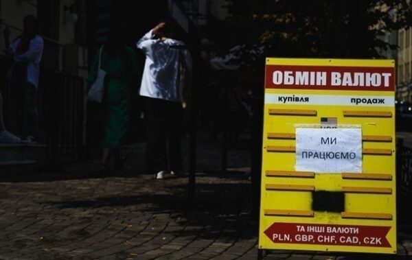 В обмінниках триває зниження долара, євро дорожчає