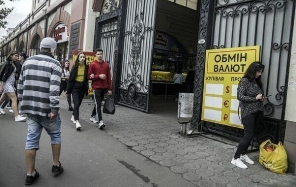 В Україні знову зросли офіційні курси долара і євро