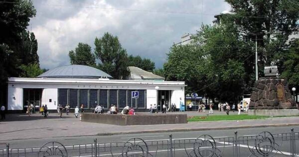 Біля метро в Києві виявили труп чоловіка