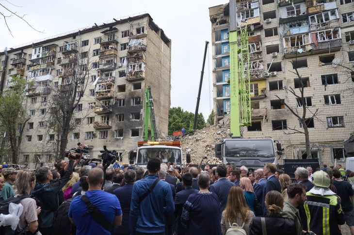 Новини України - Іноземні дипломати оглянули місце удару РФ у Києві