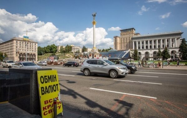 Офіційні курси долара і євро зросли в Україні