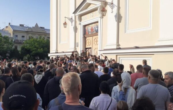 Сутичка між вірянами під собором у Чернівцях: стали відомі деталі