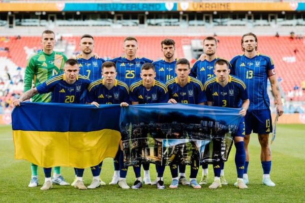 Заклик до світу: збірна України вийшла на поле з фото зруйнованого Києва
