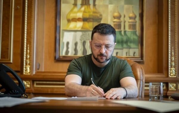 Зеленський підписав закон щодо зарплат чиновників