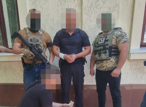 Батько й син-поліціянти організували схему для ухилянтів на Одещині