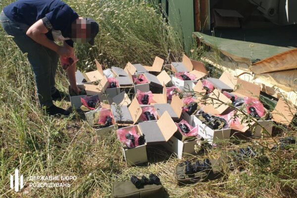 ДБР викрило схованку зі списаними нічниками на території частини