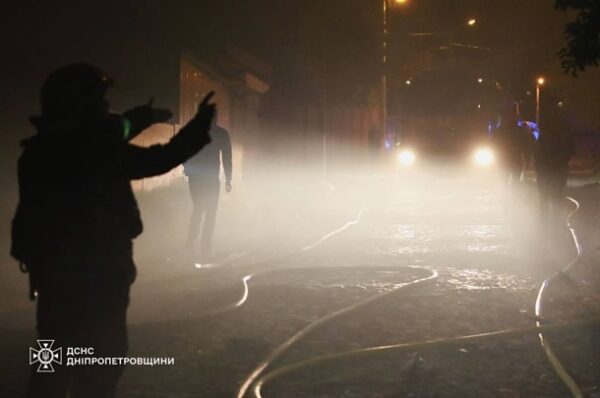 Дніпро всю ніч здригався від вибухів: багато пожеж