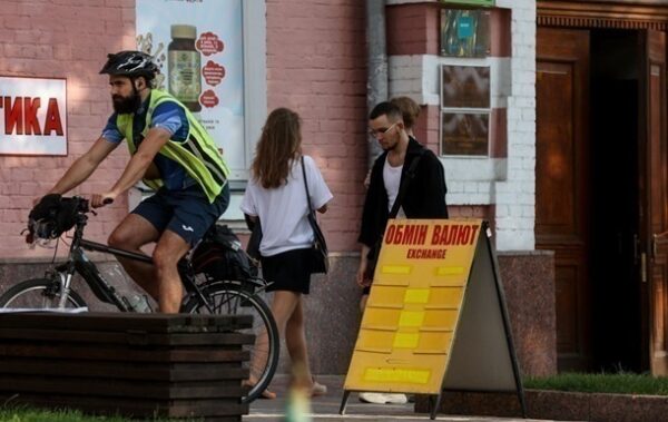 Долар подорожчав в обмінниках, євро – дешевшає