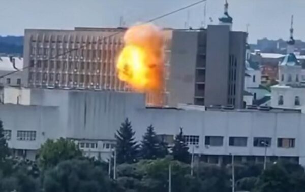 Дрон поцілив по будівлі ОВА в Сумах