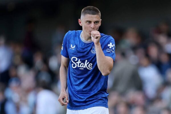 Евертон представляє нову форму: Миколенко залучений