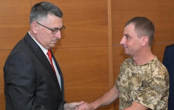 Глава МЗС Ізраїлю зустрівся з бійцем ЗСУ, що втратив сім’ю через удар Ірану