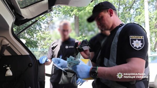 Нацполіція затримала родича посадовця ТЦК, який вимагав гроші у  дружини загиблого захисника