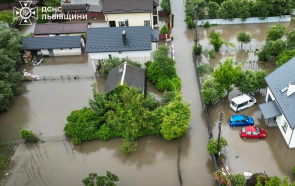 Із затоплених будинків біля Львава врятували вісьмох людей