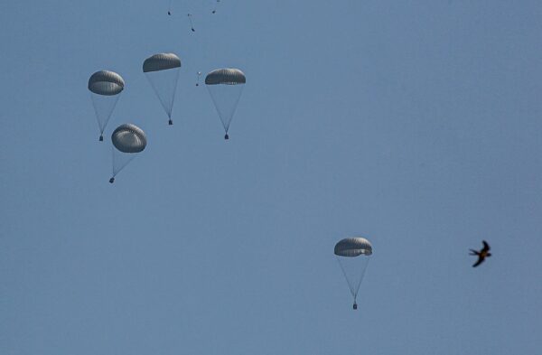 Ізраїль відновив скидання гумдопомоги у Газі