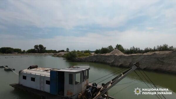 Поліція викрила масштабний незаконний видобуток піску, який міг спричинити екологічну катастрофу