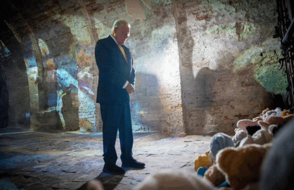 Келлог вшанував пам&rsquo;ять загиблих дітей в Україні