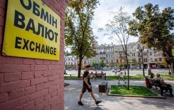 Курс долара знизився на початку тижня