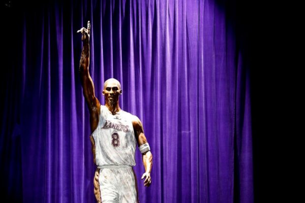 На аукціоні продали кросівки Браянта з дебюту в НБА