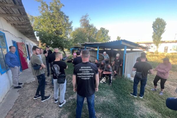 На Дніпропетровщині затримали банду, яка тримала у рабстві 16 осіб