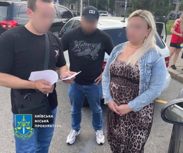 На хабарі викрили посадовицю КМДА та директора столичного ринку