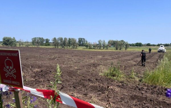 На Херсонщині росіяни скинули вибухівку на комбайн, є постраждалий – ОВА