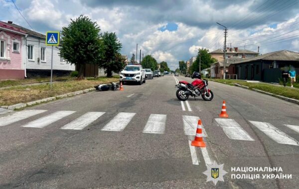 На Київщині бабця-пілот мопеду збила мотоцикліста