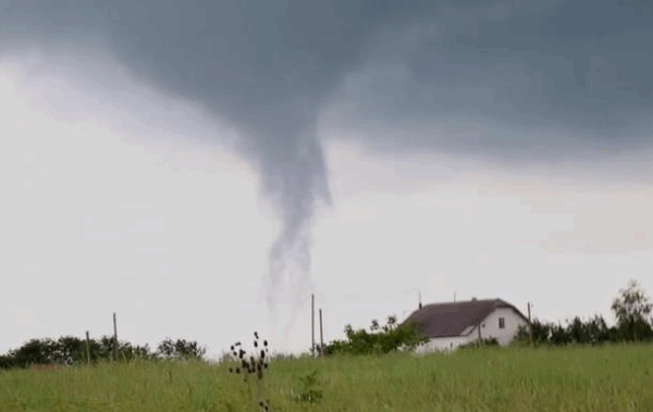 На півдні України побільшає смерчів та пилових бур – метеоролог