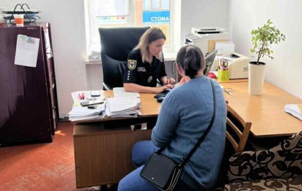 На Прикарпатті жінка виманила у військових 450 тисяч гривень