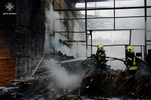 Наймасштабніший обстріл Луцька: рятувальники ліквідували пожежу