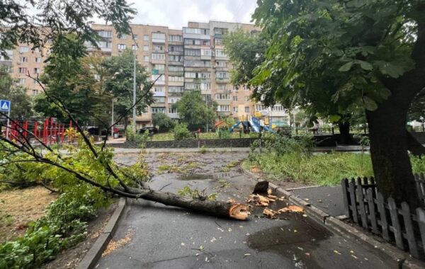 Негода в Києві: підтоплені багато вулиць і станція метро