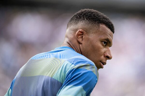 Неприємний момент: Мбаппе випадково травмував працівника стадіону