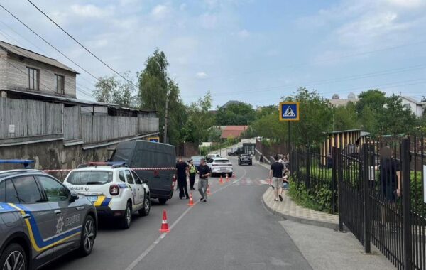 Під Києвом машина покотилась на хлопчика: дитина померла