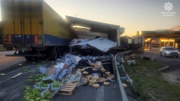 Під Києвом сталась ДТП за участі двох вантажівок: утворився затор