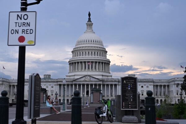 Поблизу Конгресу США затримали чоловіка з луком і стрілами