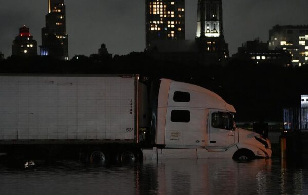 Повінь у Нью-Йорку: затоплені метро та дороги