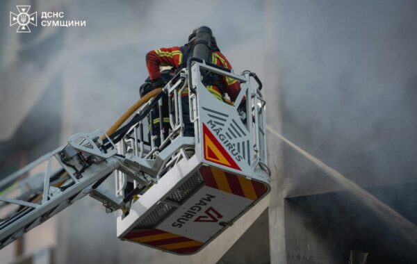 Росіяни атакували адміністративну будівлю в Сумах