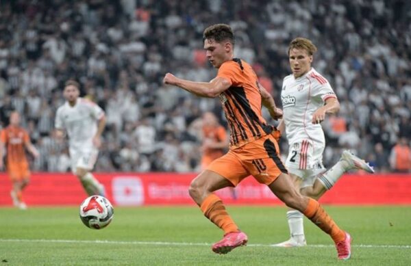 Судаков показав на фото, як його вразила запальність турецьких фанів