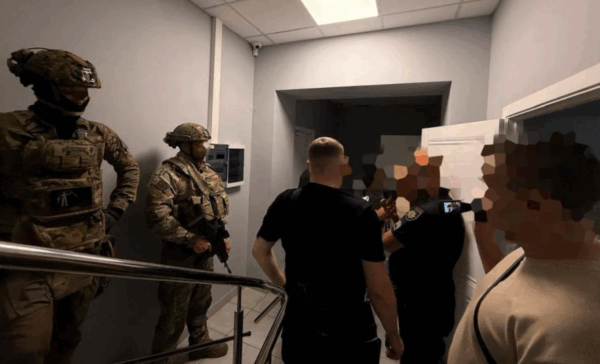 У детективів НАБУ проводять обшуки