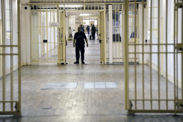 У Франції ув’язнений втік із в’язниці, сховавшись у мішку з білизною